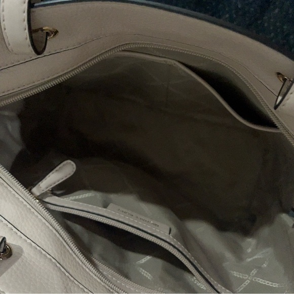 Michael Kors Bedford Medium Pebbled Leather Tote - Picture 8 of 11